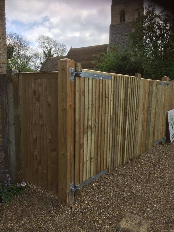 frontviewentrancefeatherboardgateanddoubledrivewaygates Town and Country Gardening
