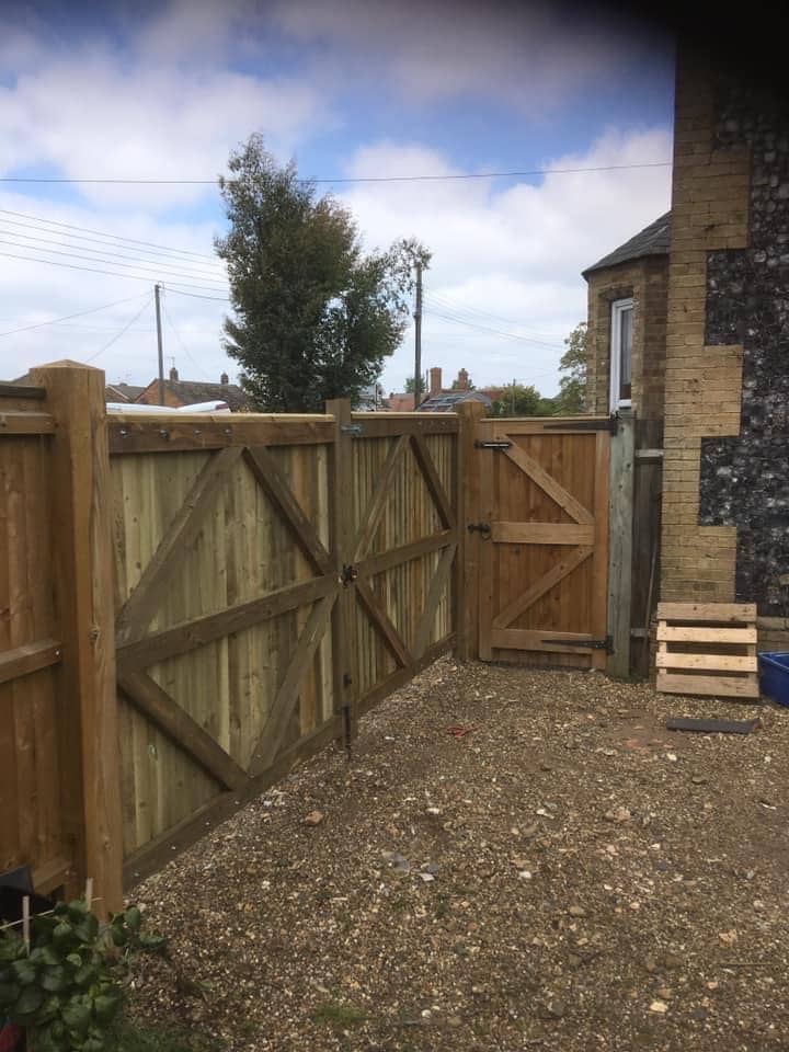 rearviewentrancefeatherboardgateanddoubledrivewaygates Town and Country Gardening